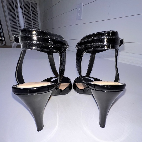 Gianni Bini Peep Toe Black Patent T Strap Heels Size 7 - Picture 5 of 7